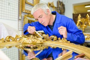 restauração de espelho com moldura entalhada a mão e folheada a ouro