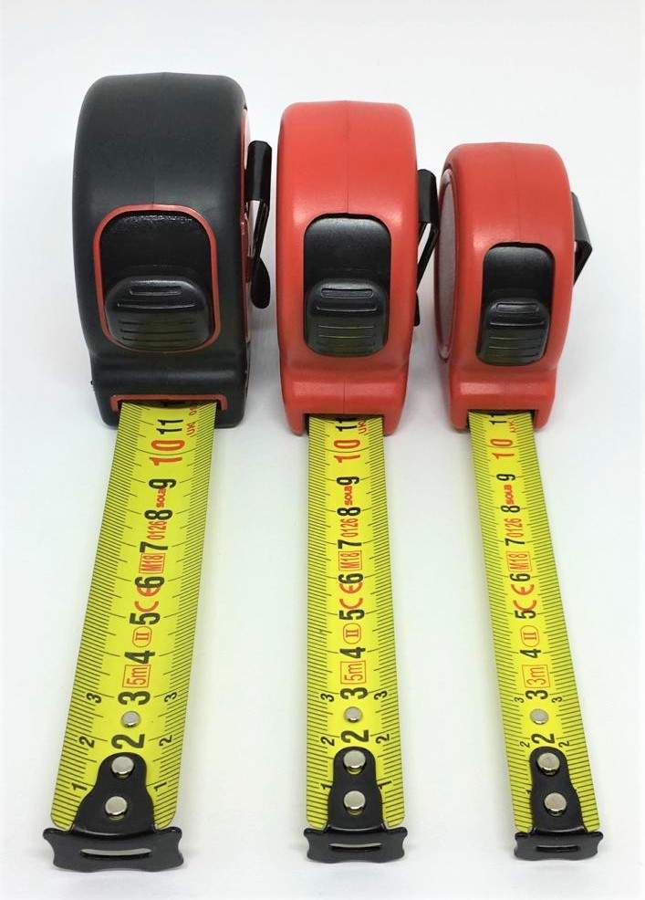 A largura da fita da trena de fita ou trena manual altera a sustentação da fita durante a medição.