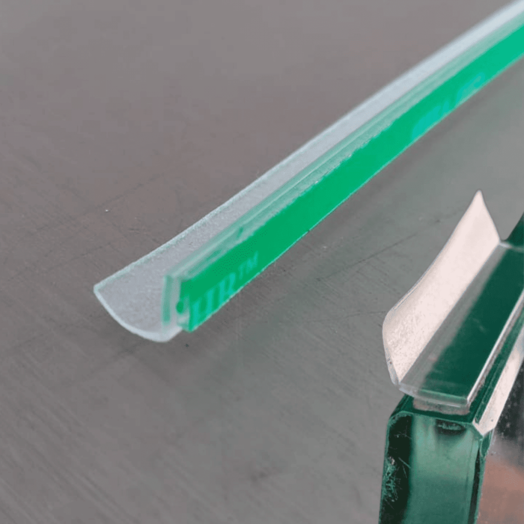 O perfil Vírgula é muito versátil pois sua instalação independe da espessura do vidro e ele pode ser instalado tando na borda quanto na face do vidro